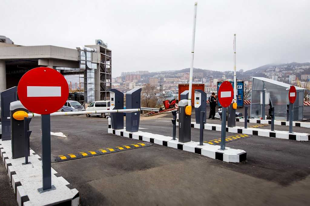 Платная парковка, оснащенная шлагбаумами, дорожными знаками, ИДН и терминалами для оплаты Платная парковка, оснащенная шлагбаумами, дорожными знаками, ИДН и терминалами для оплаты