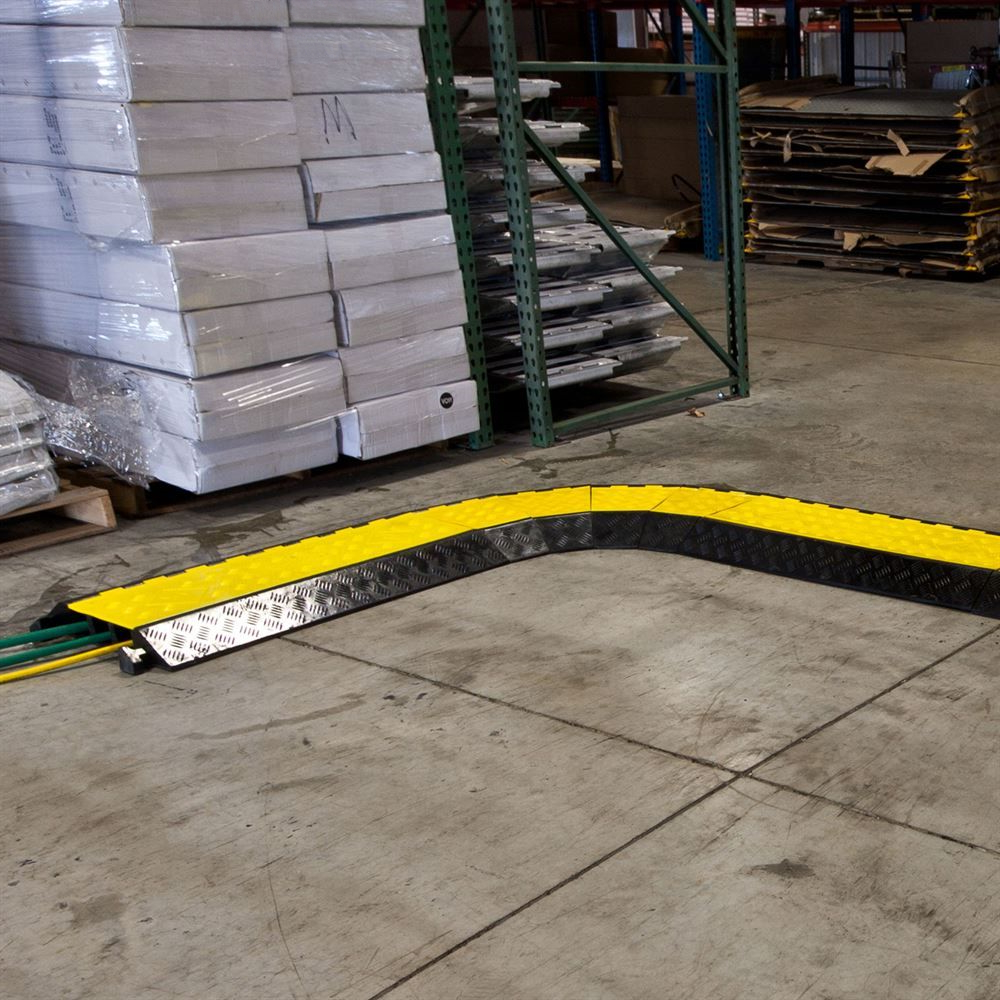 Резиновый кабель-канал для защиты коммуникаций в дарксторах