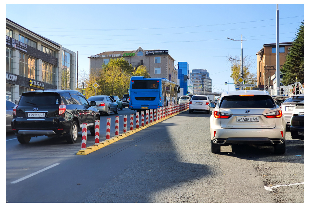 Выделение мест высадки пассажиров дорожными сепараторами в местах оживленной парковки