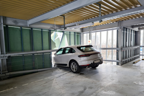 Неудачная парковка: водитель протаранил стену на многоуровневом паркинге