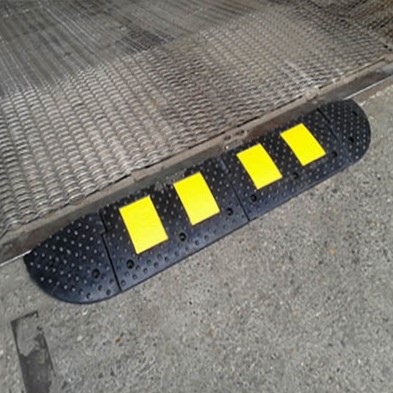 Резиновые съезды с бордюра для облегчения проезда колесной техники по разноуровневым полам предприятия Резиновые съезды с бордюра для облегчения проезда колесной техники по разноуровневым полам предприятия