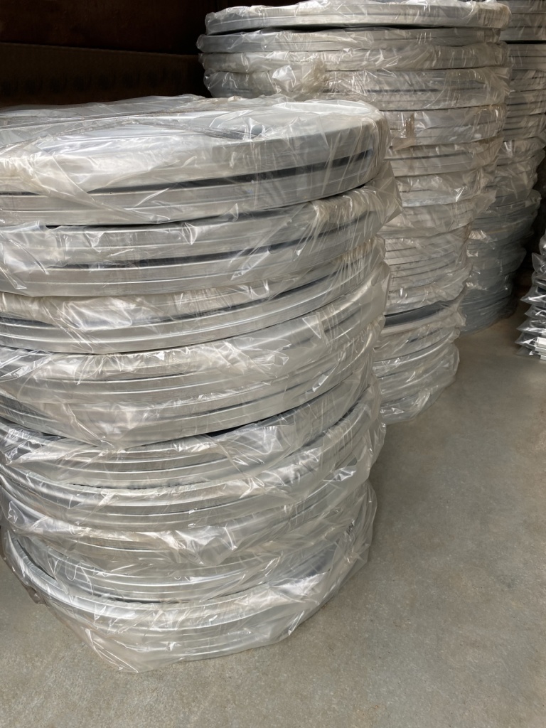 Упаковка дорожных знаков в полиэтиленовую пленку для предотвращения их повреждения при транпортировке Упаковка дорожных знаков в полиэтилениовую пленку для предотвращения их повреждения при транпортировке