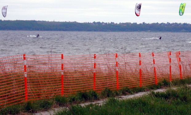 Пластиковая сетка с вехами для ограждении территории Пластиковая сетка с вехами для ограждении территории