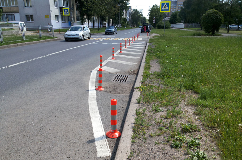 Парковочные столбики для ограждения пешеходной зоны вблизи перехода