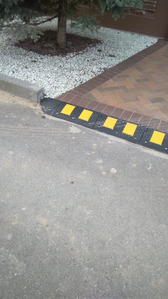 Полимерпесчаный пандус для облегчения заезда на тротуар и съезда с него на дорогу