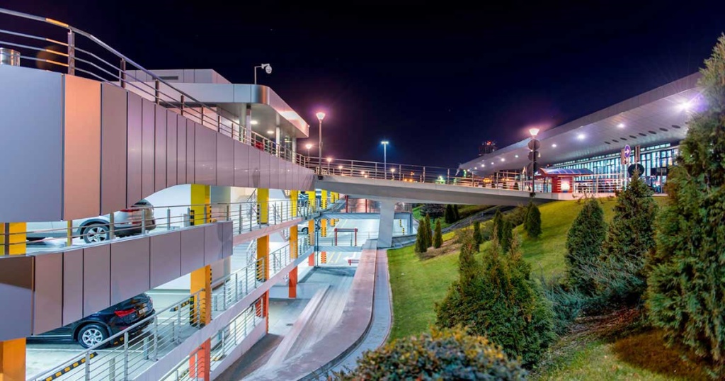 Обустроенная многоуровневая парковка Обустроенная многоуровневая парковка