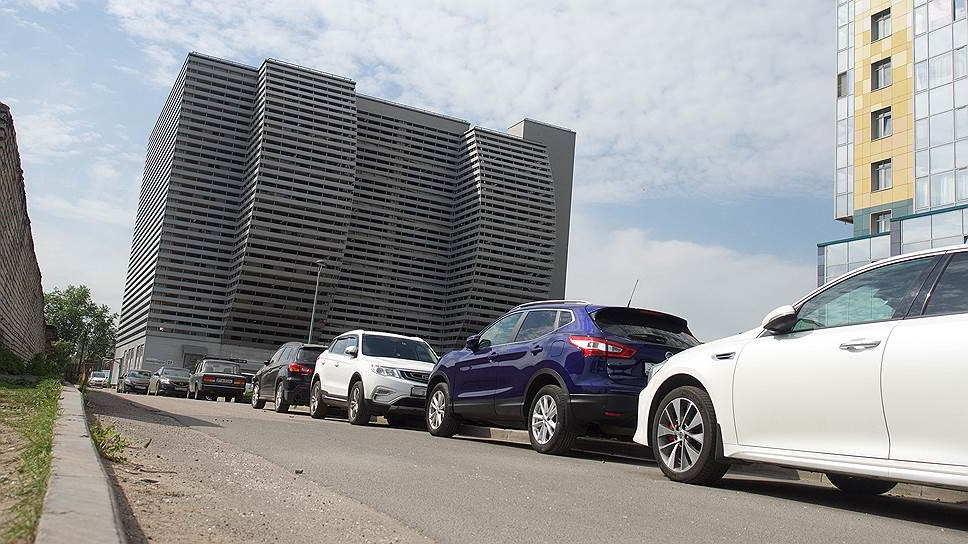 Хаотичная парковка в новом квартале