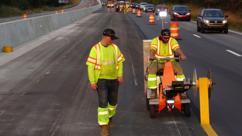 Нанесение светоотражающей полимерной ленты на дорожное покрытие Нанесение светоотражающей полимерной ленты на дорожное покрытие