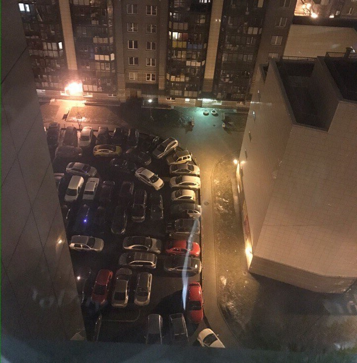 Неорганизованная парковка во дворе