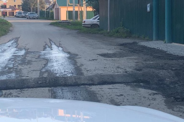 Самодельная искусственная дорожная неровность из асфальтобетона