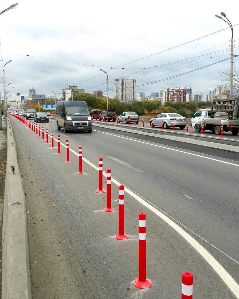 Разделение тротуара и проезжей части с помощью столбиков дорожных