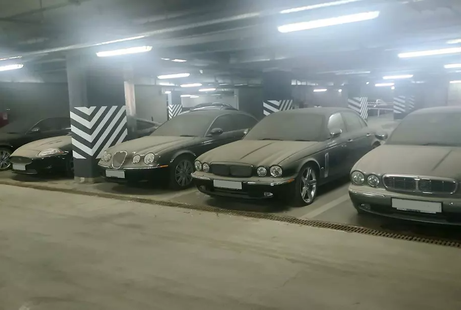 Подземный паркинг с открытым бетонным полом