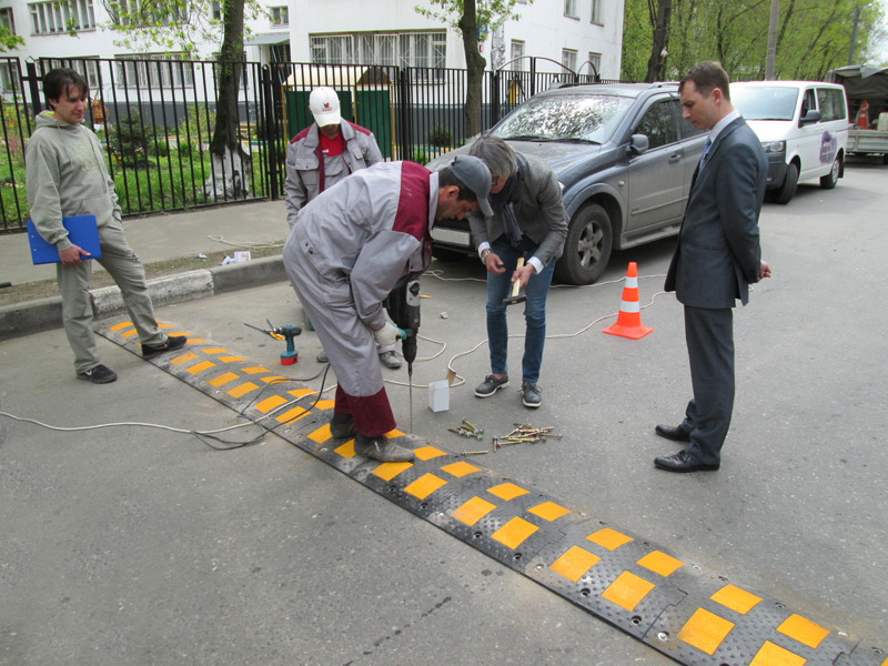 Монтаж искусственной неровности к дорожному полотну с помощью анкерных болтов Монтаж искусственной неровности к дорожному полотну с помощью анкерных болтов