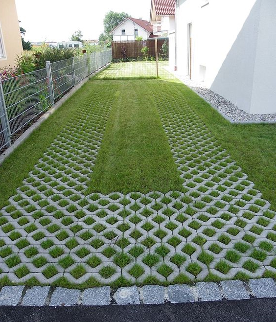 Колейная экопарковка из газонной решетки