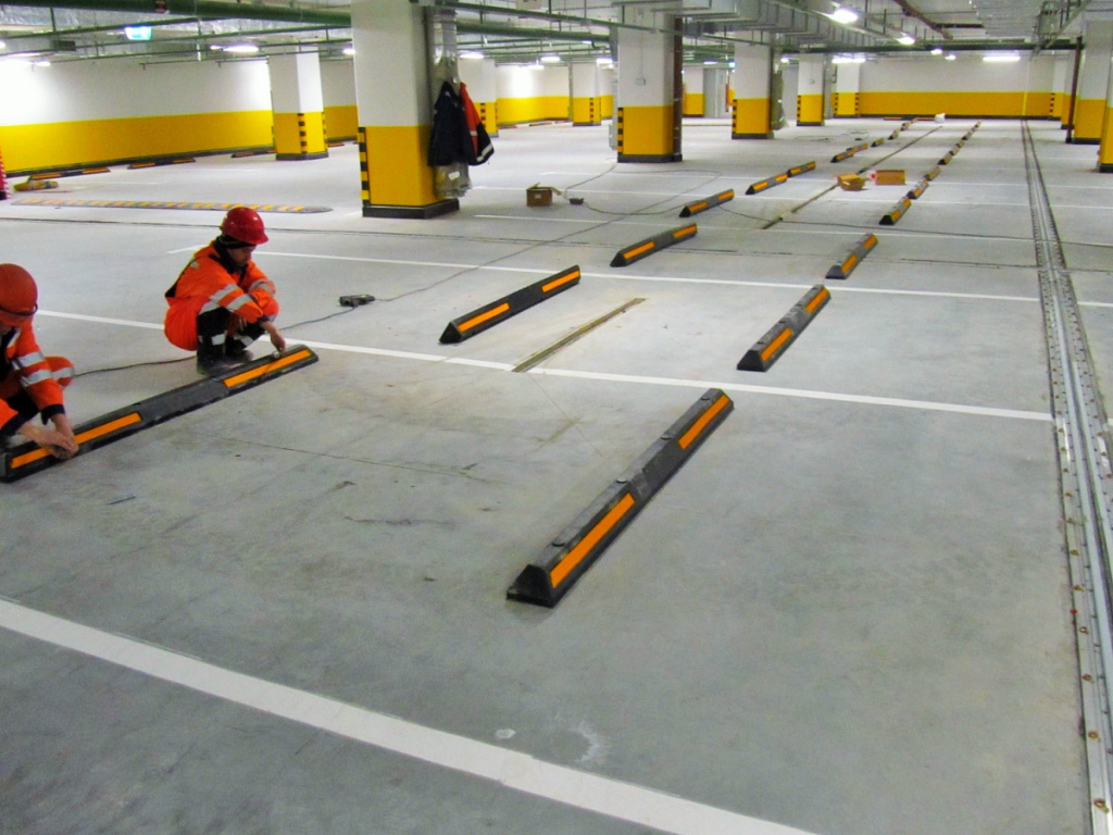 Монтаж резиновых и композитных колесоотбойников