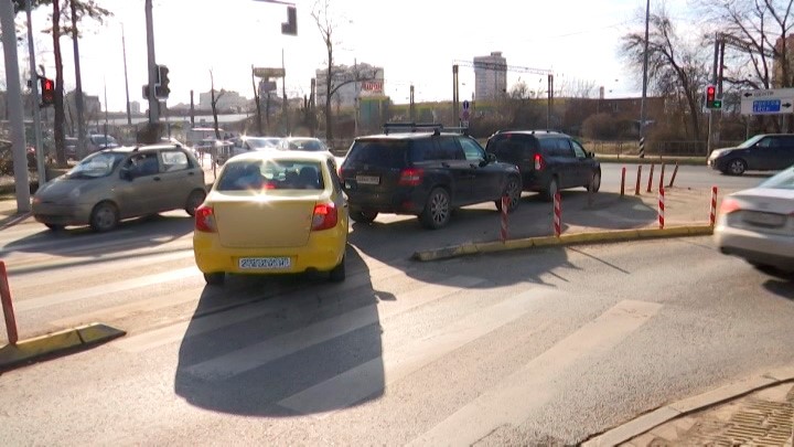 Беспорядочное движение на выезде с парковки