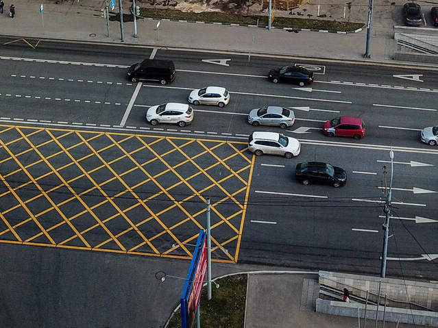 Перекресток с вафельной разметкой (разметкой 1.26)