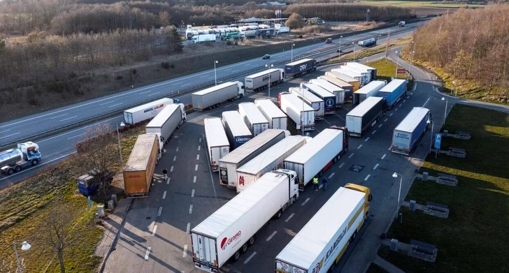 Грузовая автостоянка