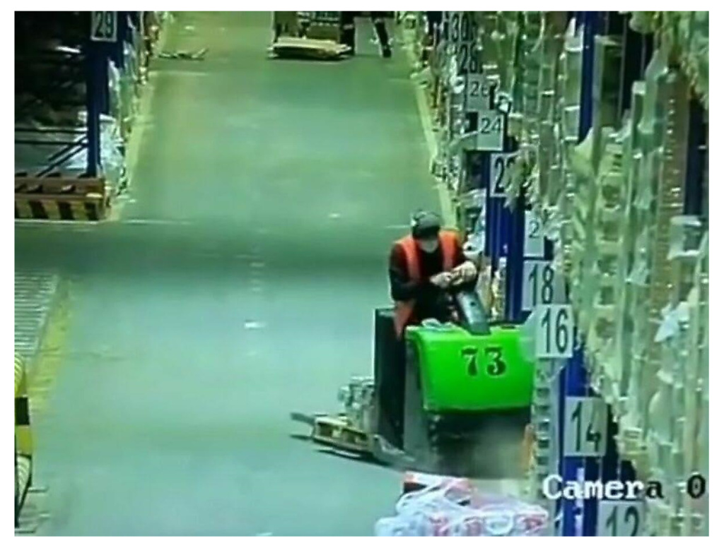 Столкновение автопогрузчика со стеллажами на складе Столкновение автопогрузчика со стеллажами на складе