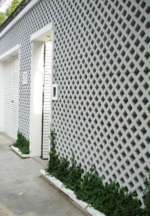 Стена декорированная блоками газонной решетки