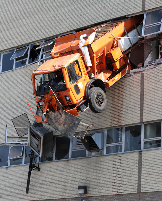 Грузовой автомобиль протаранил стену многоуровневой парковки