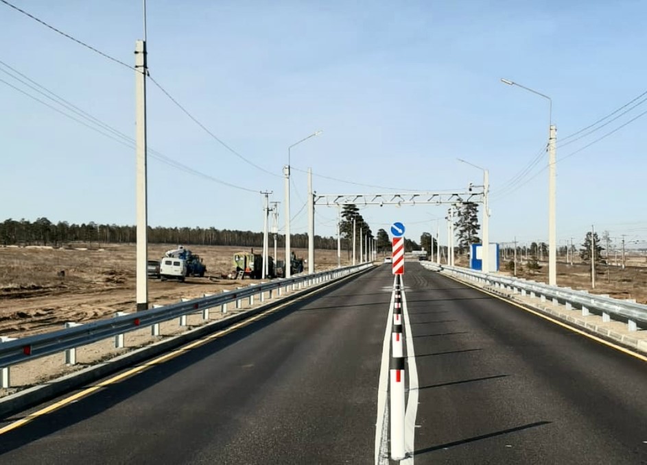 Пункт контроля, оборудованный фонарями, предупреждающими знаками, столбиками Пункт контроля, оборудованный фонарями, предупреждающими знаками, столбиками