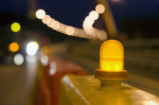 Сигнальные фонари на пластиковых барьерах для обеспечения видимости в темное время суток Сигнальные фонари на пластиковых барьерах для обеспечения видимости в темное время суток