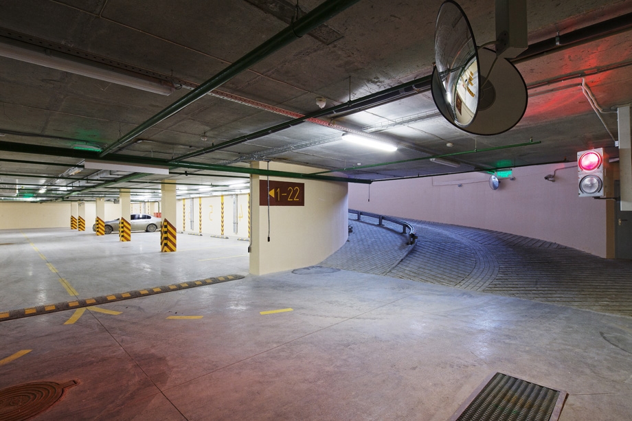 Дорожные сферические зеркала для обеспечения видимости в слепых зонах паркинга Дорожные сферические зеркала для обеспечения видимости в слепых зонах паркинга