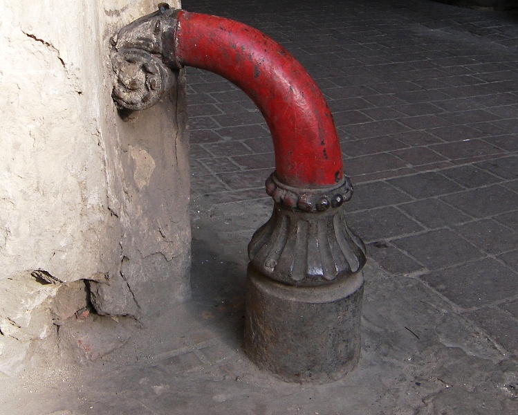 Столб-тумба для защиты углов здания