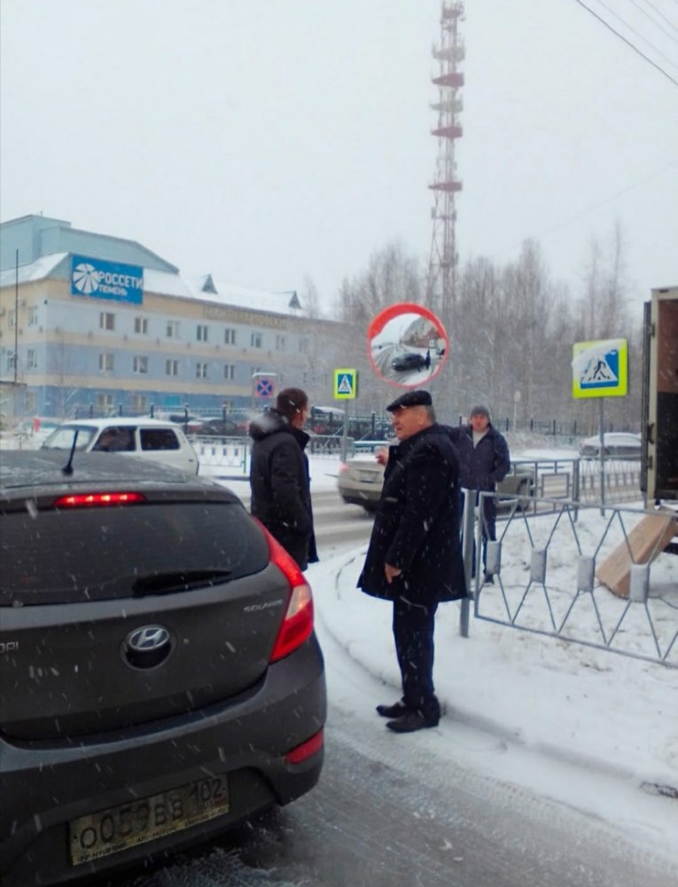 Дорожное зеркало для обеспечения видимости при выезде с территории