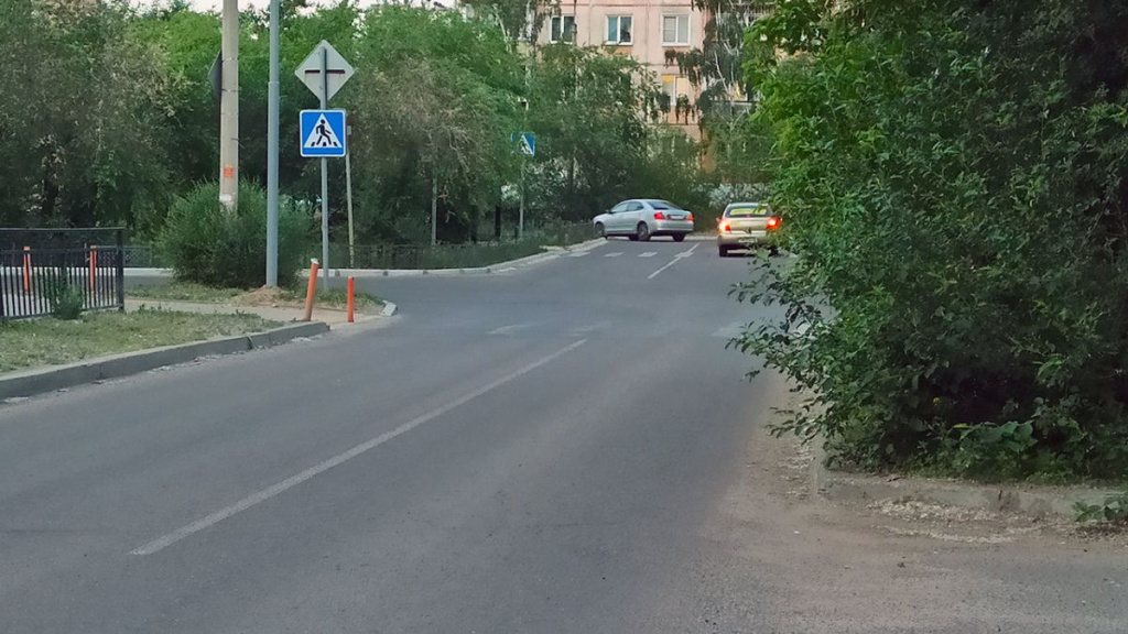 Проезжая часть с пешеходным переходом Проезжая часть с пешеходным переходом