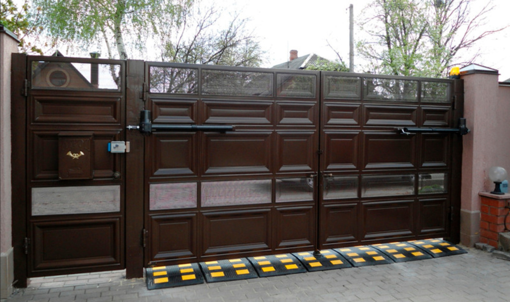 Искусственная неровность для закрытия просвета между воротами гаража и дорожной поверхностью Искусственная неровность для закрытия просвета между воротами гаража и дорожной поверхностью