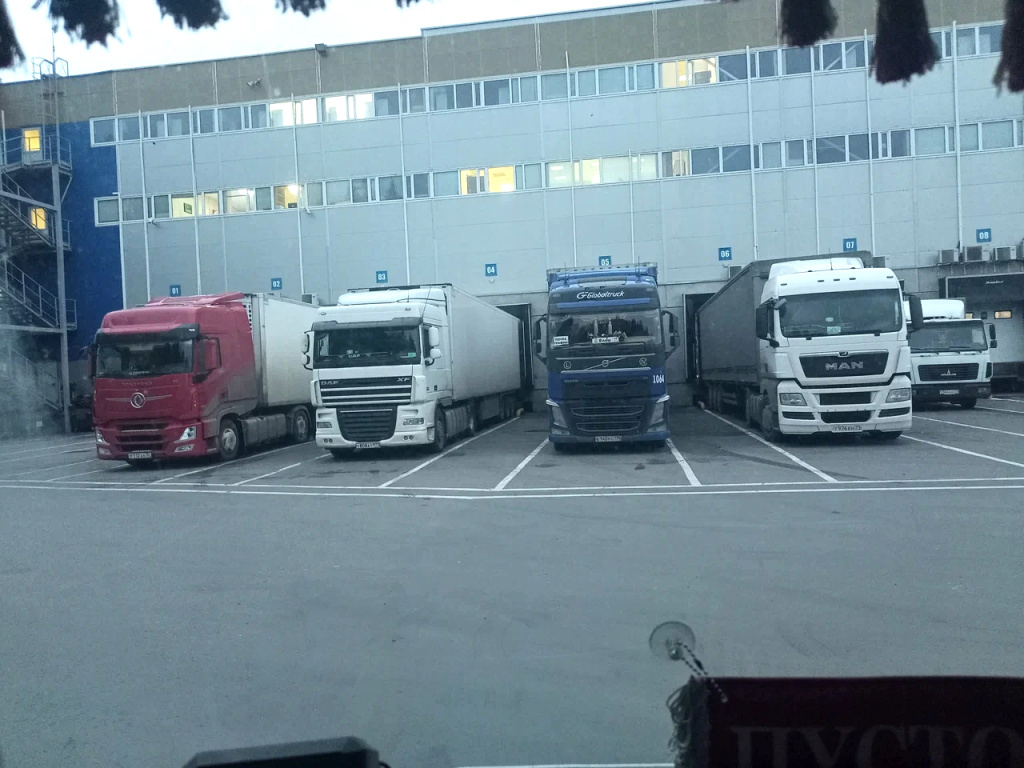 Разметка площадки перед зоной погрузки-разгрузки на дарксторе