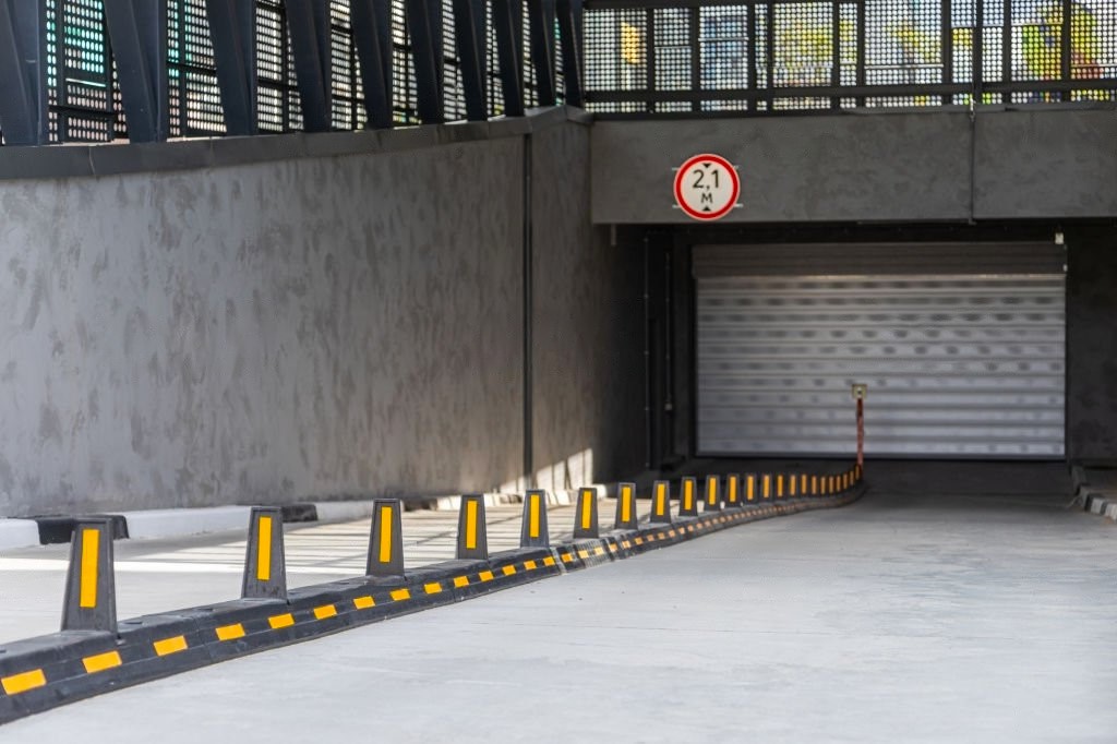 Делиниаторы дорожные резиновые с флажками, разделяющие въезд и выезд с подземной стоянки