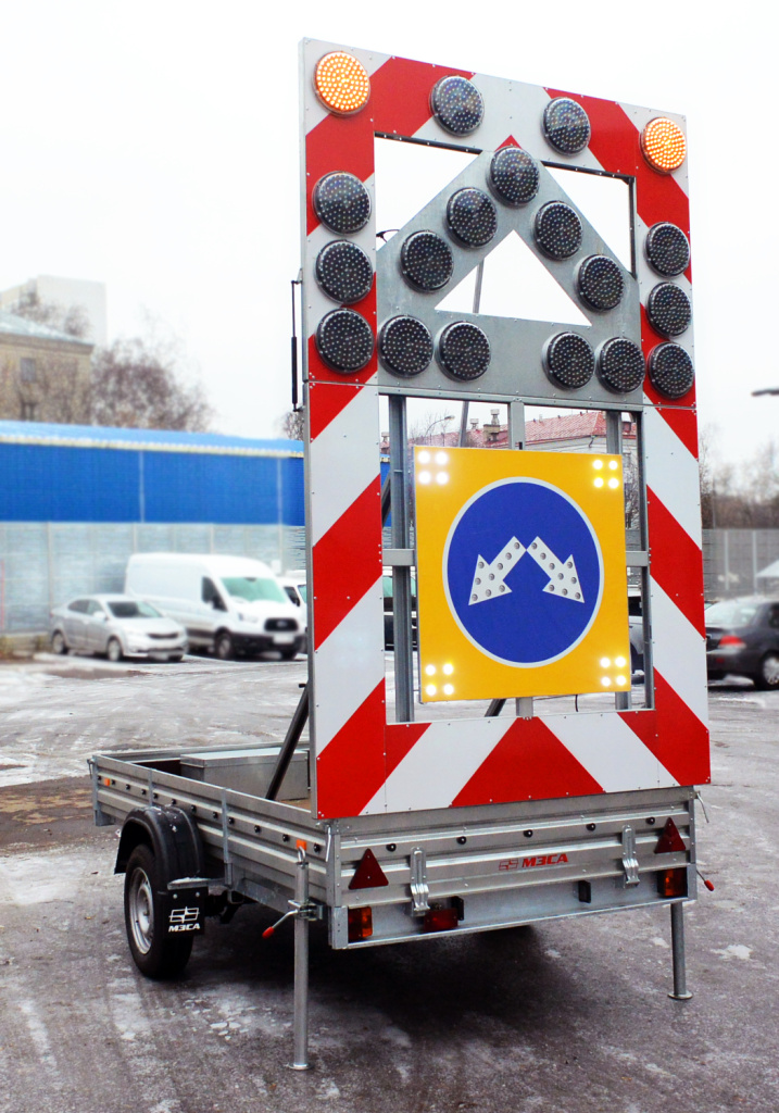 Ограждающий прицеп с сигнальными фонарями для обозначения дорожного ремонта Ограждающий прицеп с сигнальными фонарями для обозначения дорожного ремонта