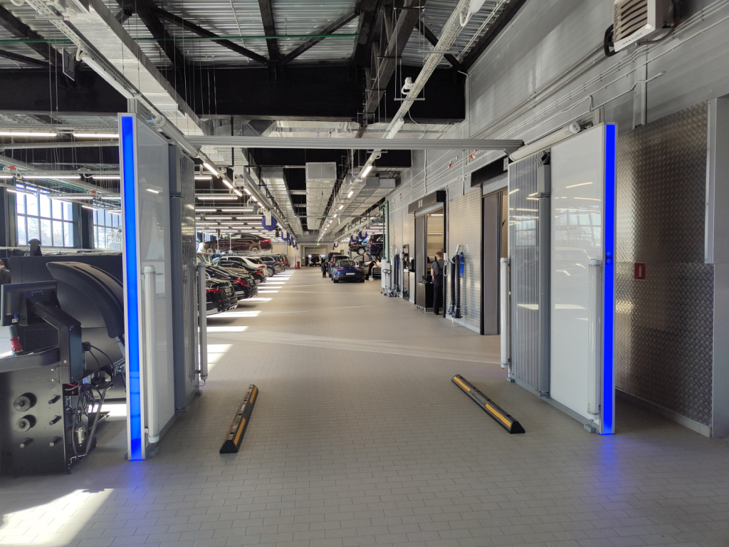 Сканирующее оборудование в автосервисе, оснащенное отбойниками для колес Сканирующее оборудование в автосервисе, оснащенное отбойниками для колес