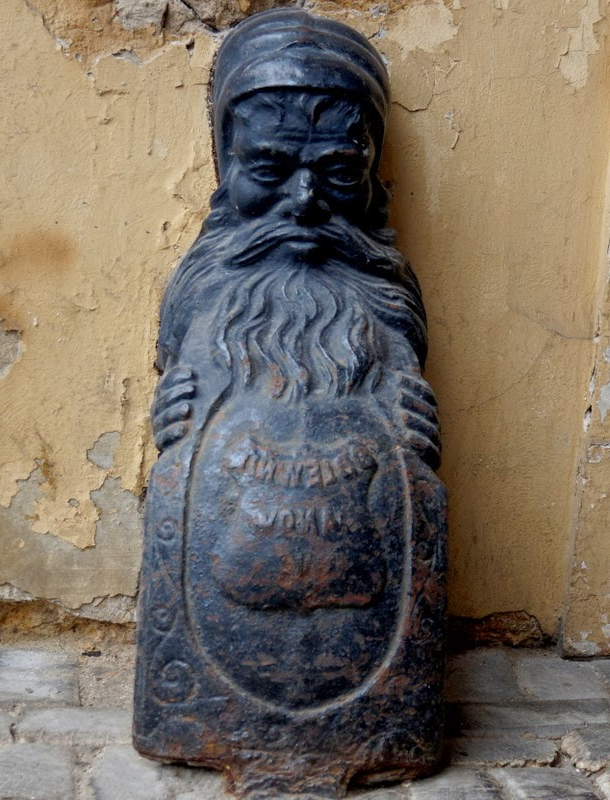 Приворотная тумба в виде фигуры человека