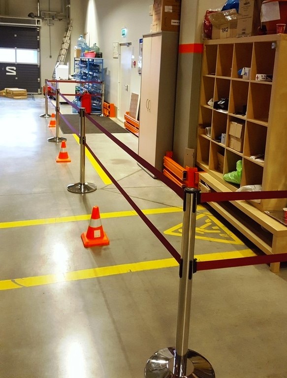 Сигнальные конусы для ограждения зоны работ возле стеллажей
