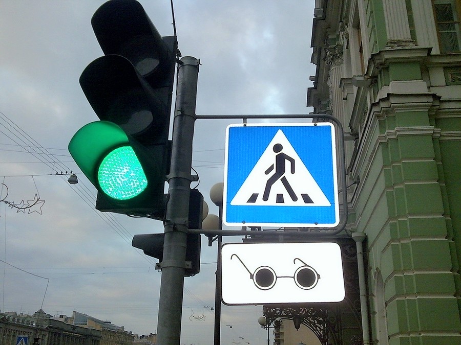 Светофор, оснащенный устройством звукового сопровождения пешеходов (УЗСП) Светофор, оснащенный устройством звукового сопровождения пешеходов (УЗСП)