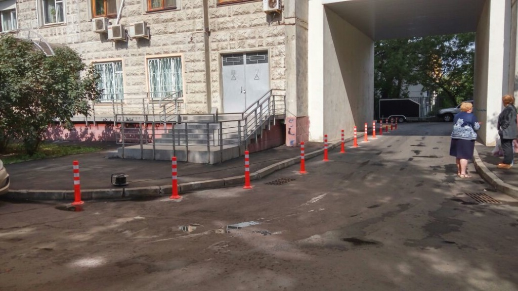 Ограничение территории, не предназначенной для парковки с помощью столбиков гибких Ограничение территории, не предназначенной для парковки с помощью столбиков гибких