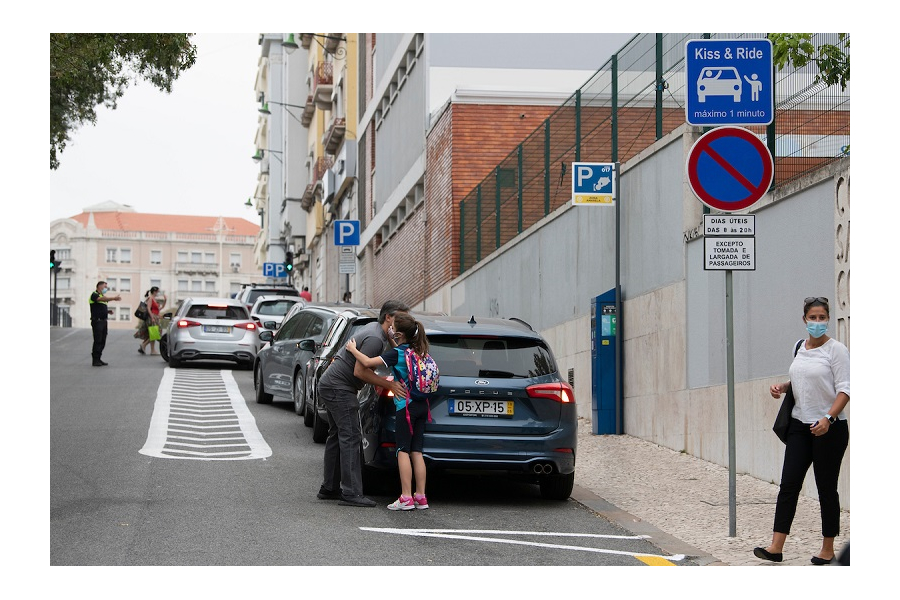 Новый дорожный знак Kiss and Ride