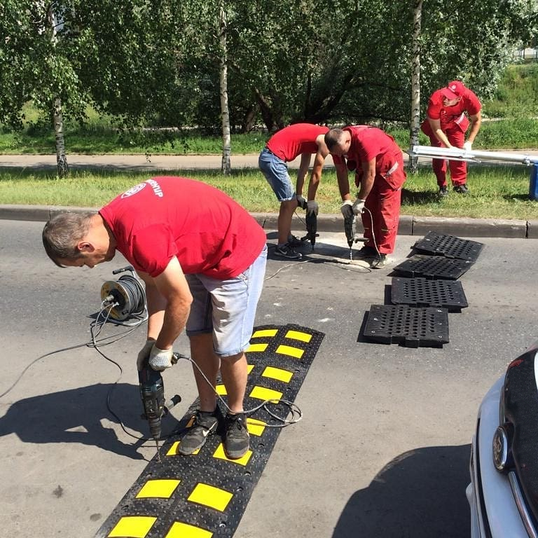 Установка искусственной дорожной неровности