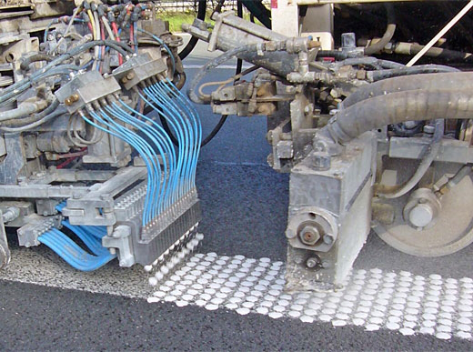 Нанесение холодного пластика при помощи разметочной машины