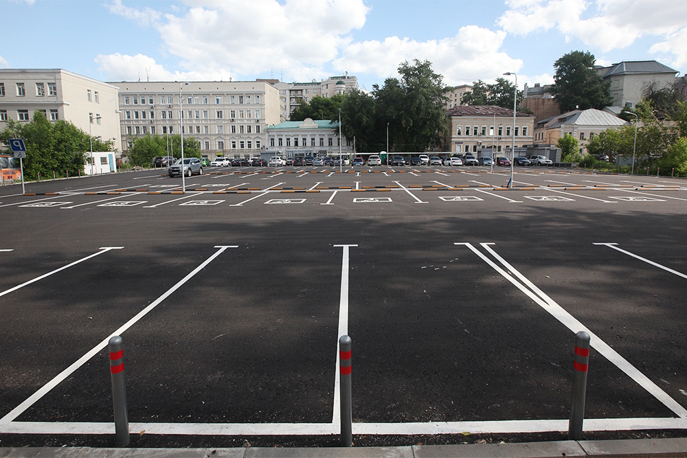 Колесоотбойники и разметка на плоскостной парковке