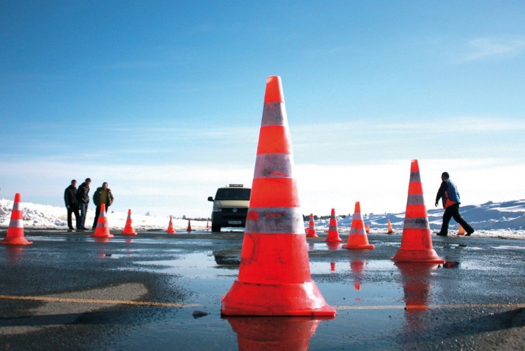 Дорожные конусы для обозначения направления движения транспорта Дорожные конусы для обозначения направления движения транспорта