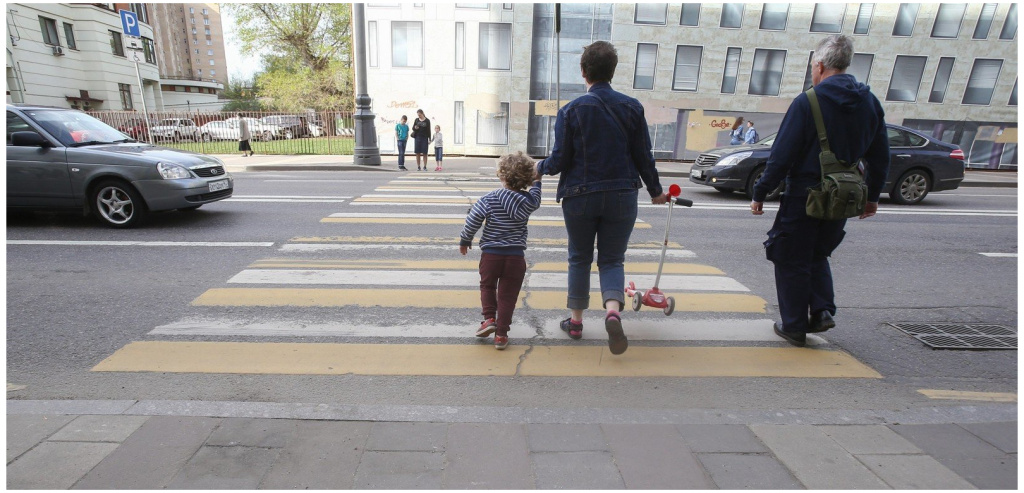 Переход улицы по пешеходному переходу