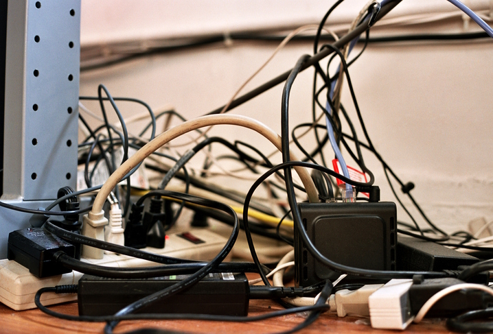 Спутанные кабели на рабочем месте в офисе Спутанные кабели на рабочем месте в офисе