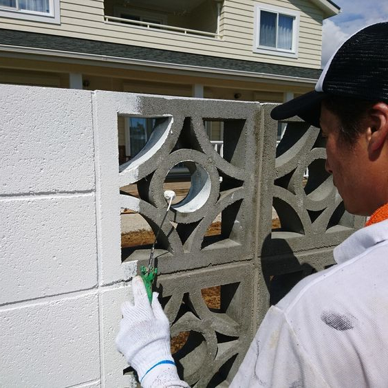 Окрашенные элементы газонной решетки, как декор фасадов зданий