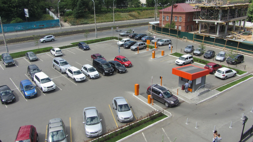 Плоскостная парковка, оборудованная шлагбаумами, знаками и разметкой