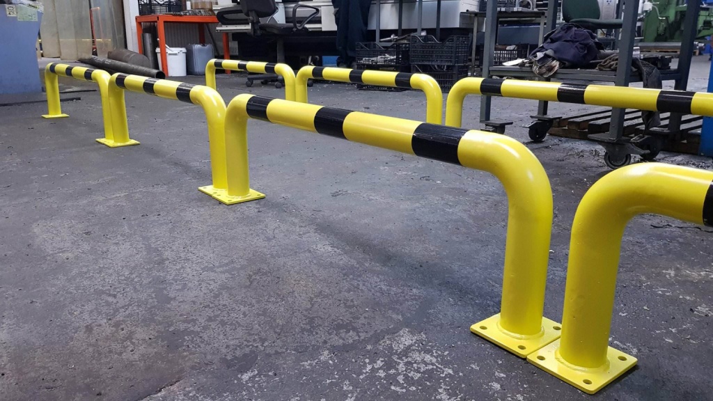 Металлические колесоотбойники для предотвращения выезда за пределы многоуровневой парковки